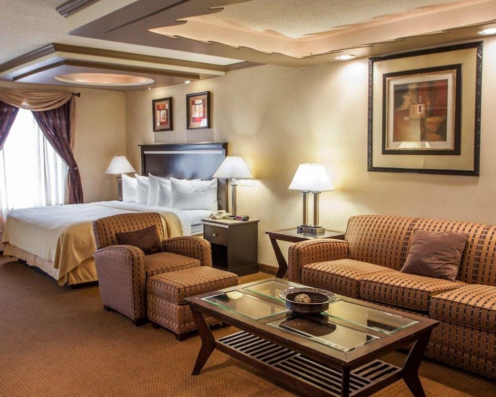 Quality Inn Aurora - Naperville Area Bagian luar foto